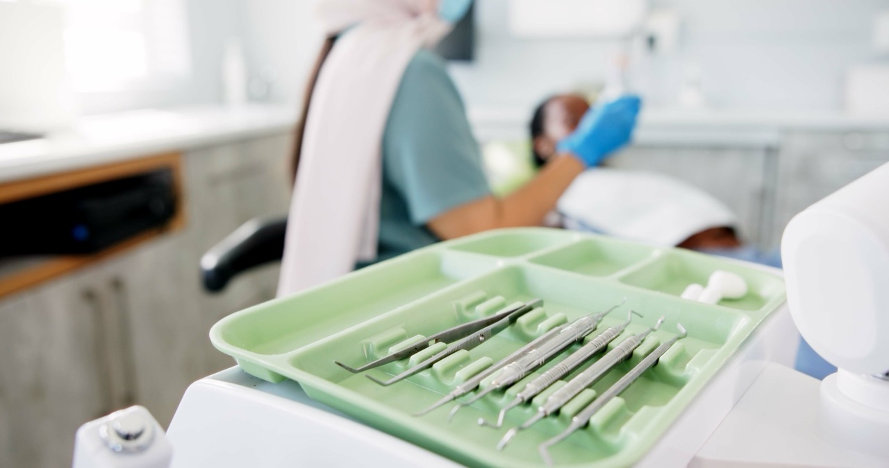 A tray of dental tools in a dentist’s exam room. 